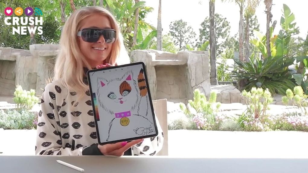 La artista Paris Hilton muestra su obra