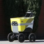 Un robot mensajero paseando por Los Ángeles
