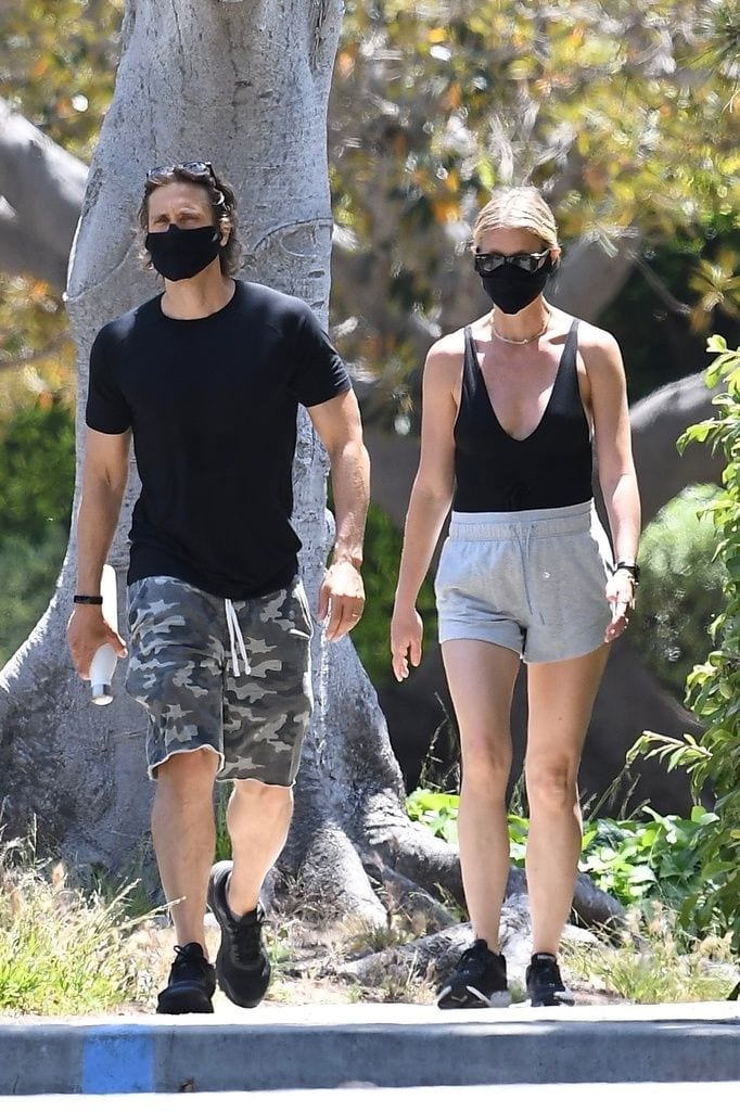Galería de famosos: el paseo enmascarado de Gwyneth Paltrow y su marido