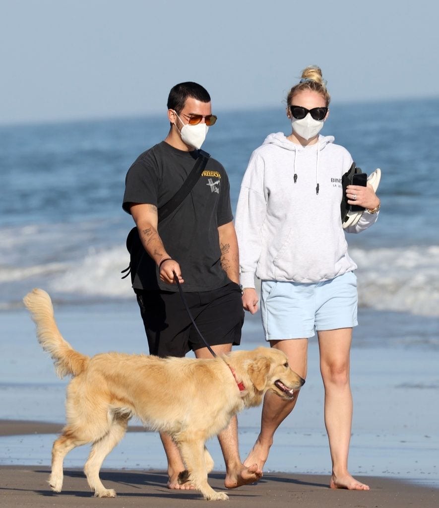 Galería de famosos: Sophie Turner y Joe Jonas de paseo por la playa