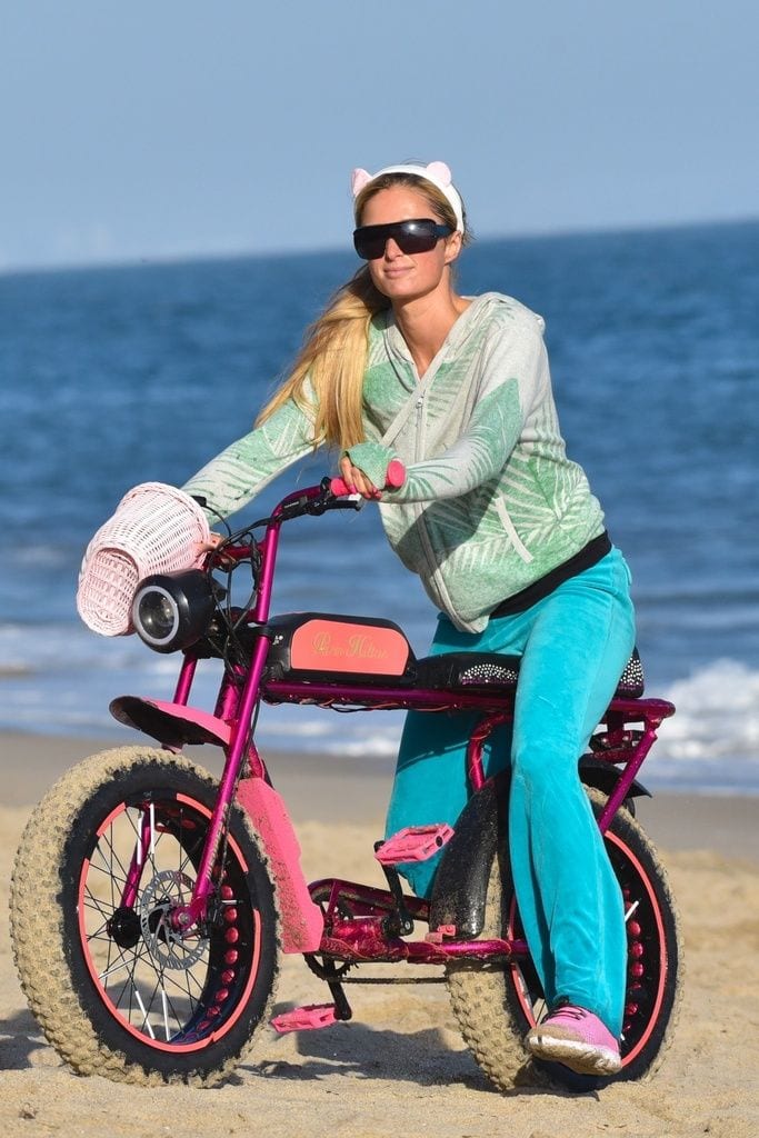 Galería de famosos: Paris Hilton con su nueva bicicleta