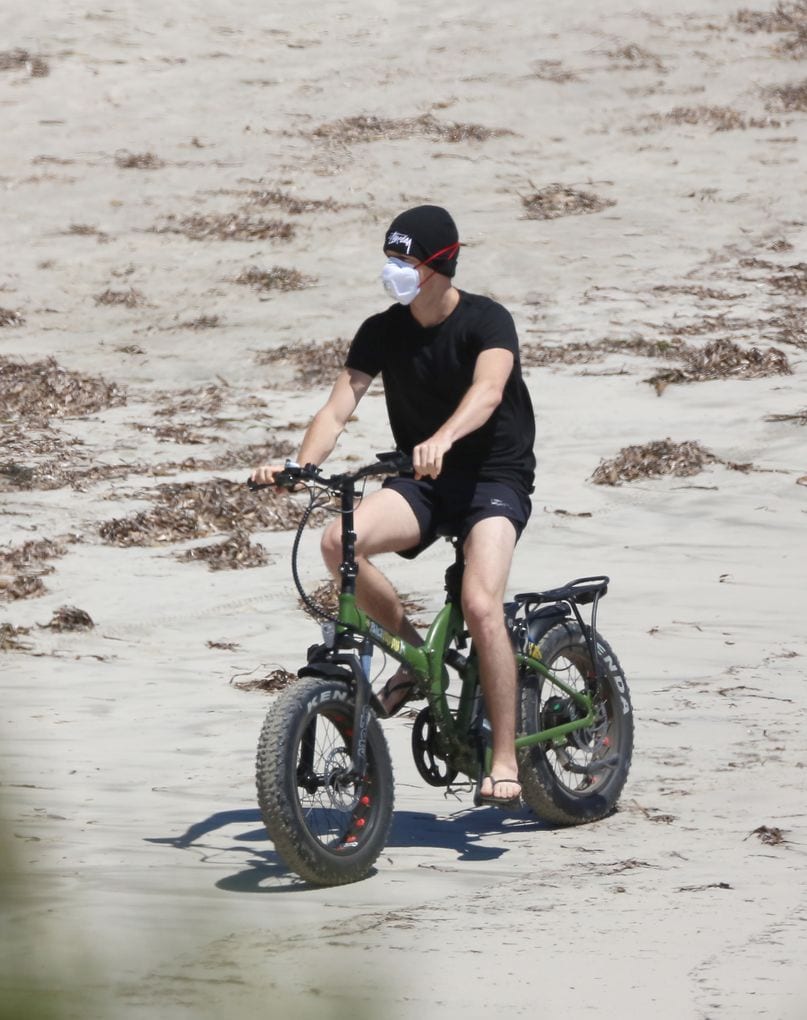 Miguel Bernardeau en bicicleta eléctrica por las playas de Ibiza