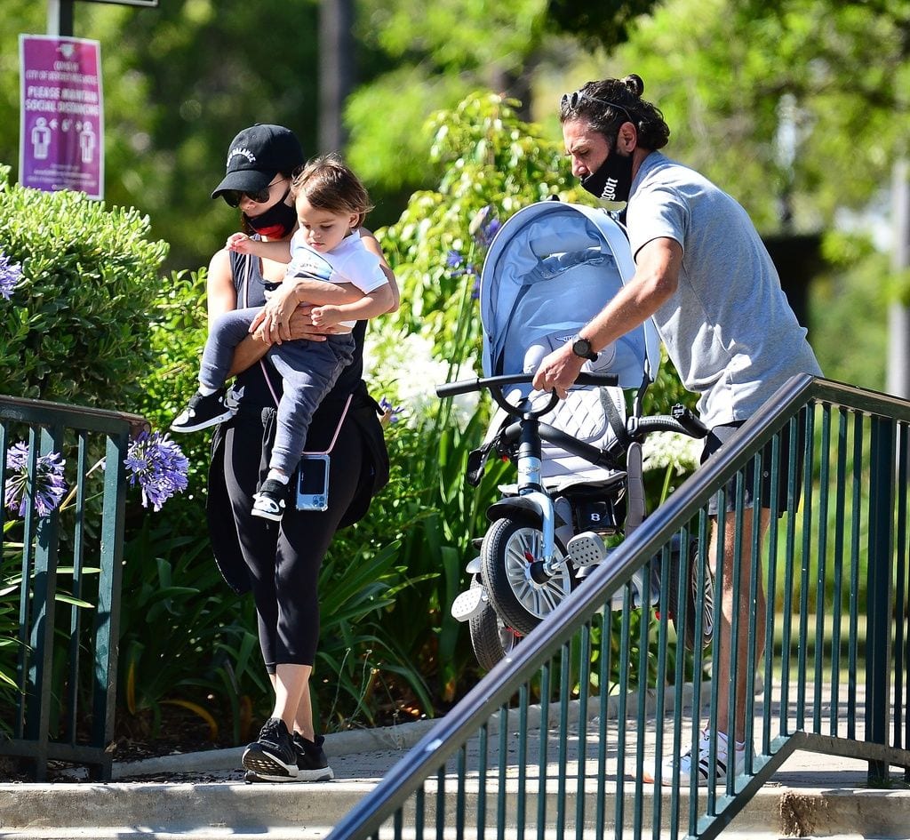 Eva Longoria, su marido y su hijo de paseo por el parque