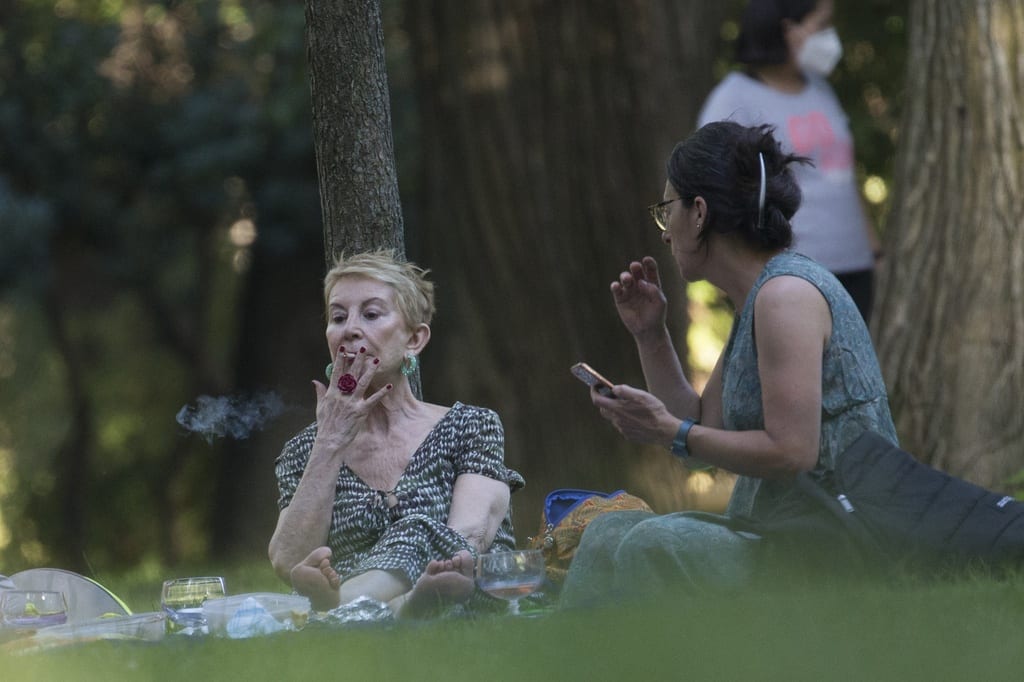 Karmele fumando un cigarro en El Parque de El Retiro