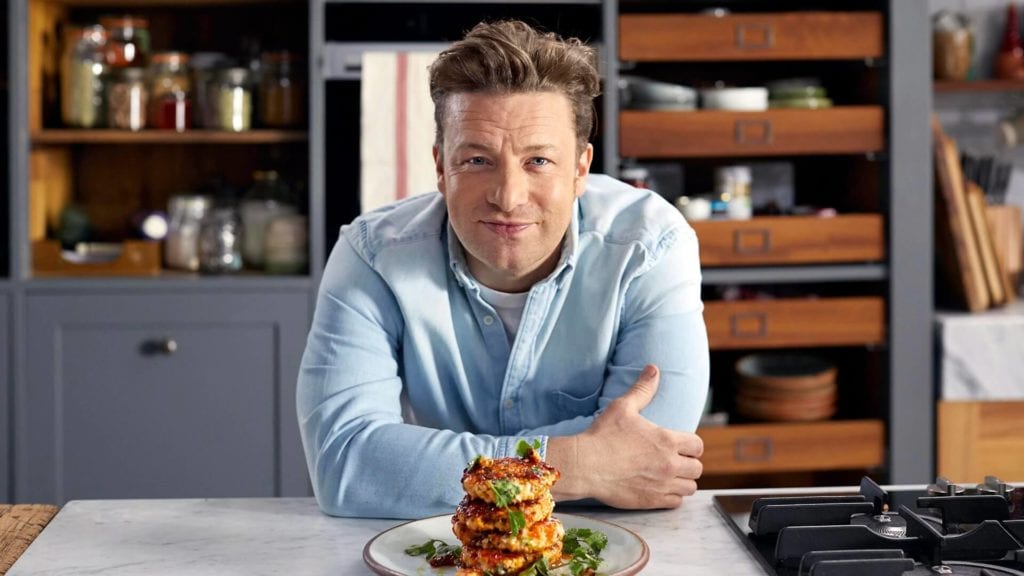 Jamie Oliver cocinando.