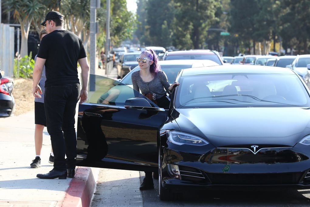 Elon Musk y Grimes en un Tesla