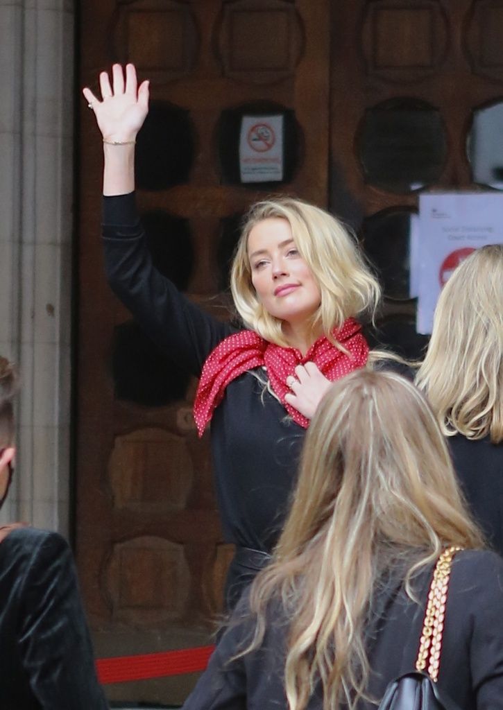 Amber Heard saludando a la entrada de los juzgados