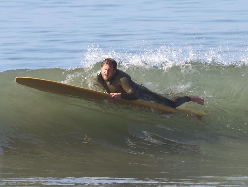 Jonah Hill haciendo surf.