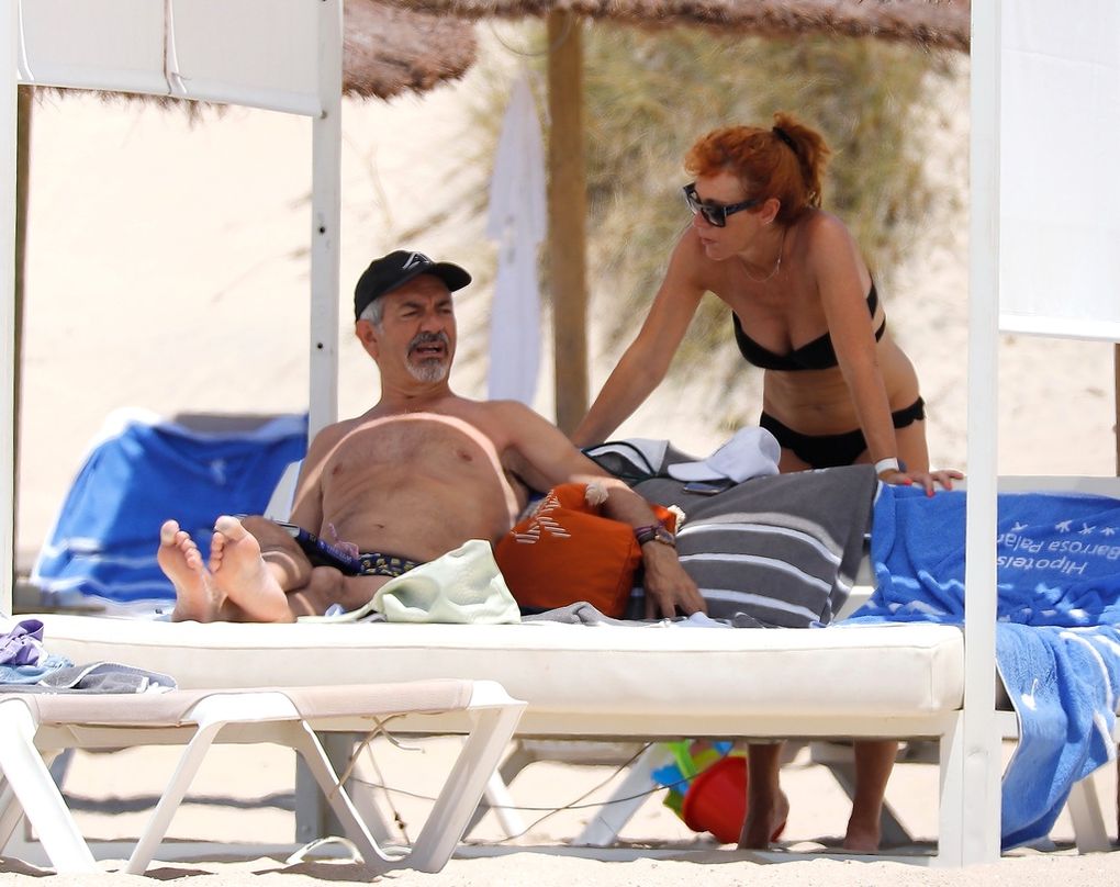 Carlos Sobera en la playa con su mujer