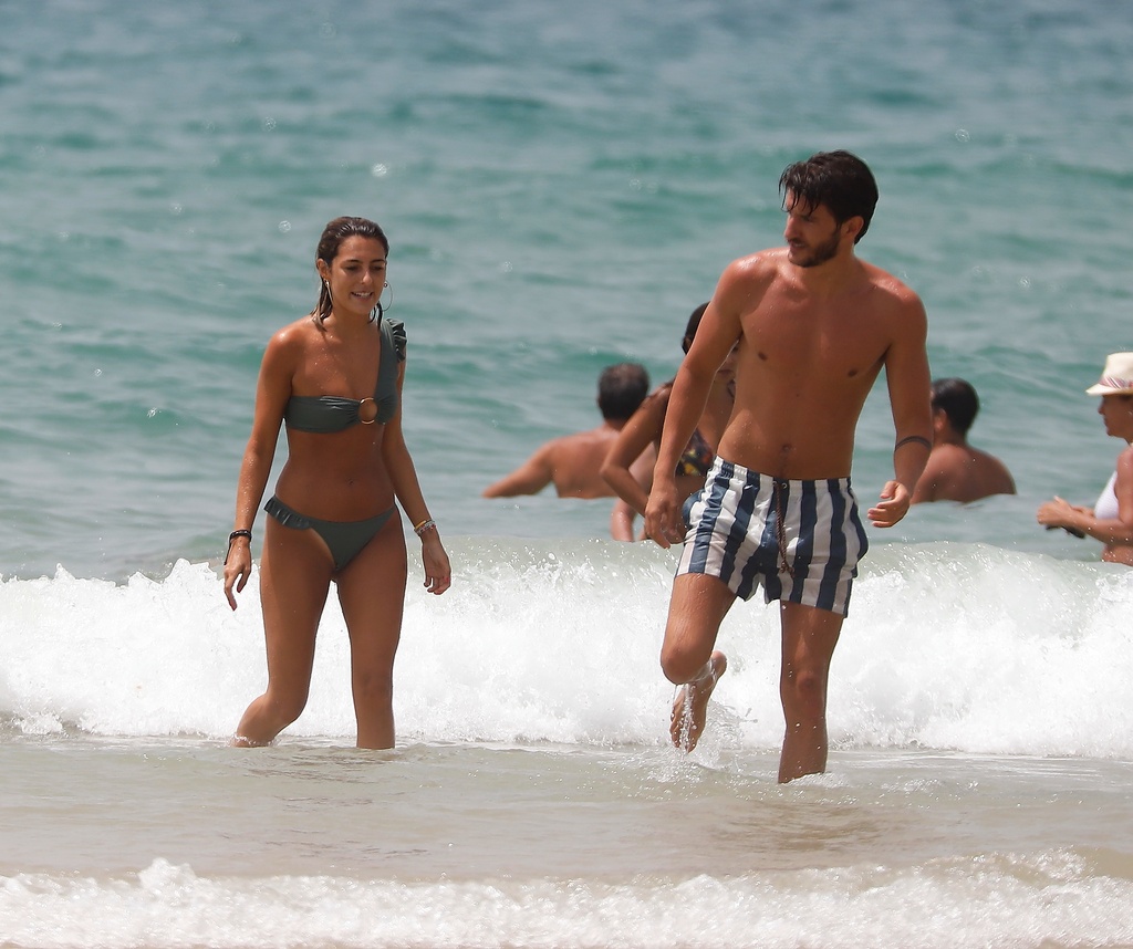 Anna Ferrer y su novio, en la playa.