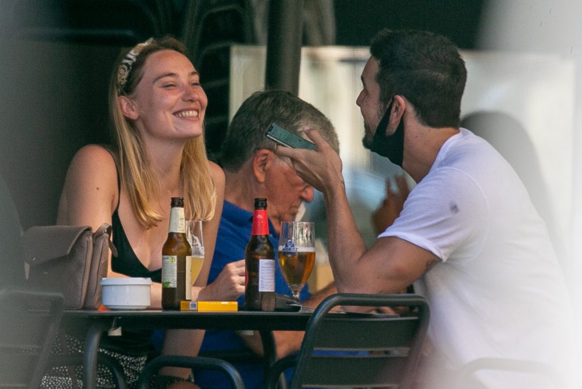 Mario Casas y su nueva novia, en una terraza en Barcelona.