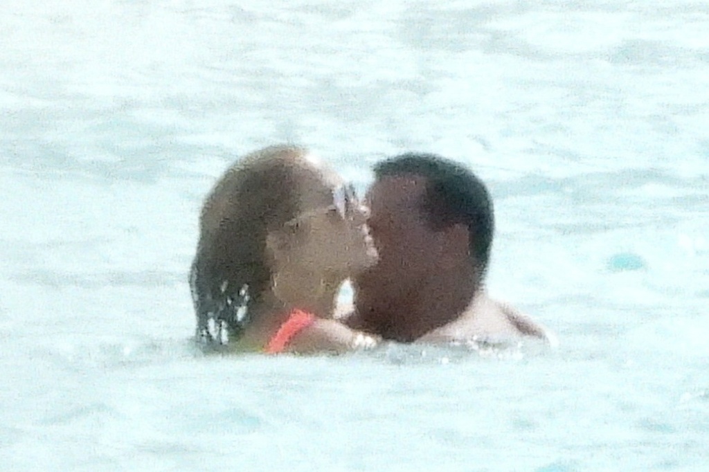 Jennifer López y su novio Álex Rodríguez abrazados en el agua.crush.news.