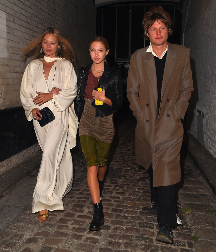 Kate Moss y su hija saliendo de fiesta