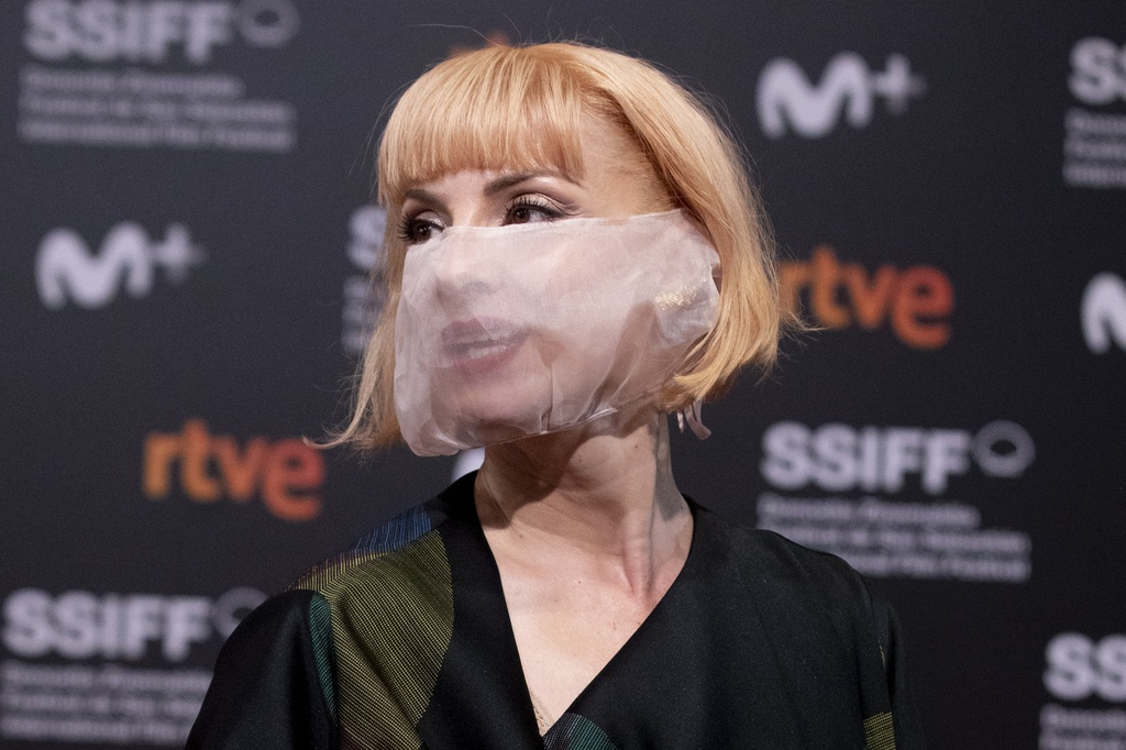 Najwa Nimri lleva mascarilla transparente en San Sebastián.