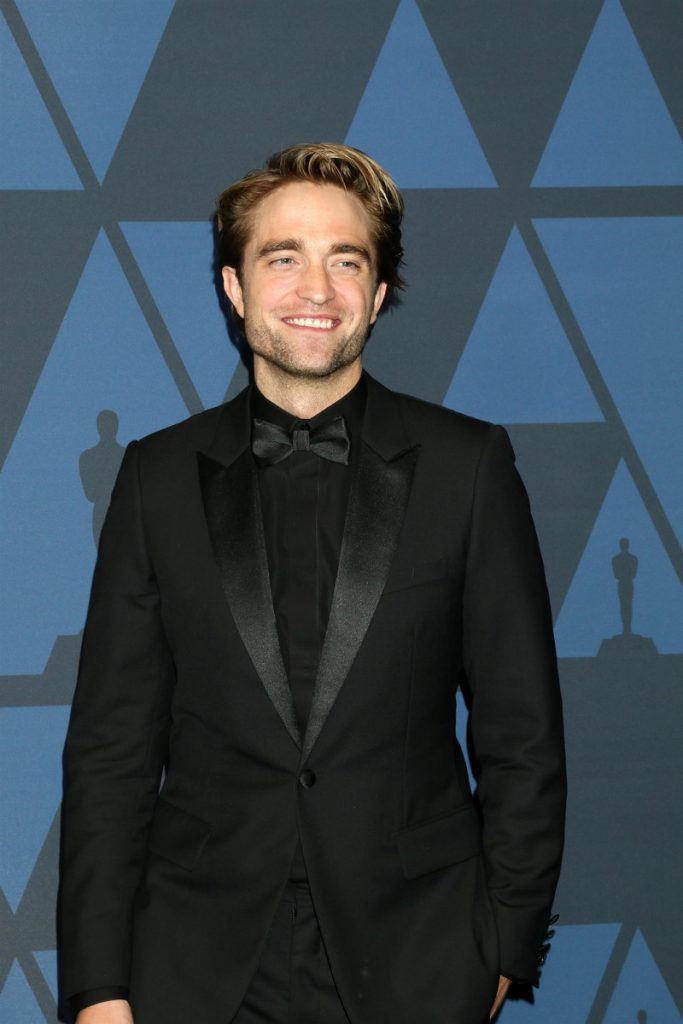 Robert Pattinson puede ser el nuevo James Bond. En la imagen, con smoking negro
