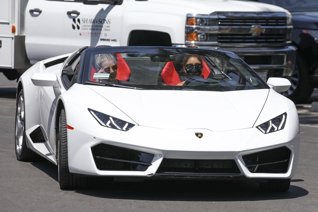 Vanessa Hudgens va en Lamborghini