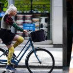 Vivienne Westwood en bici por Londres