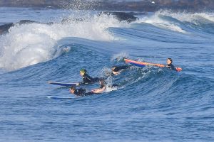 Billie Eilish surfeando en familia en Malibú