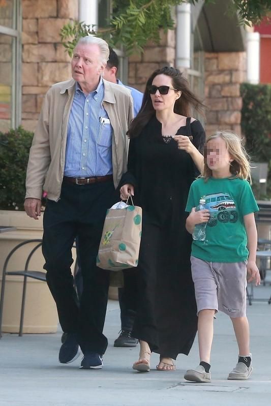 Jon Voight, en la imagen con Angelina Jolie y uno de sus nietos, apoya la campaña de Trump