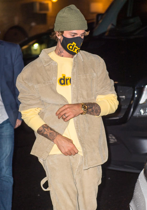 Justin Bieber con una sudadera de su marca.