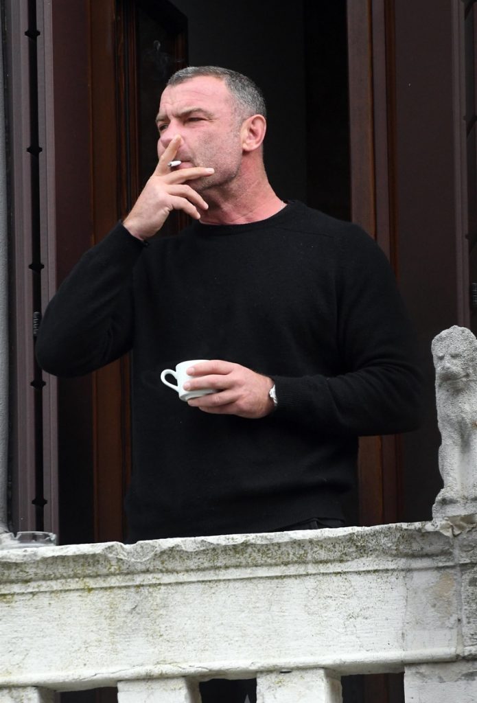 Liev Schreiber, lievin la vida loca en Venecia: se relaja fumando un cigarro en el balcón mientras mira al horizonte