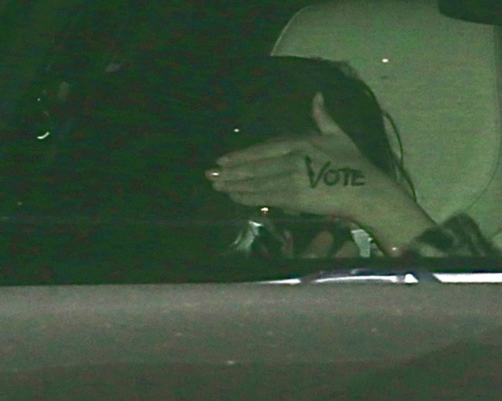 «Vote» (vota) escrito en su mano es el recadito a Donald Trump que dejó Selena Gomez a los fotógrafos