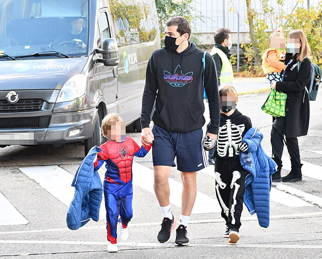 Iker Casillas lleva a sus hijos al cole disfrazados de Halloween