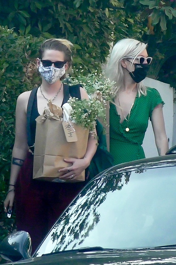 Kristen Stewart y su novia llegan al babyshower de Emma Roberts.