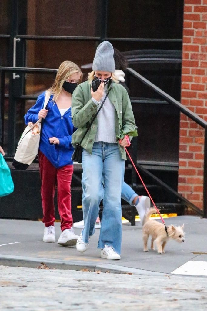 Naomi Watts pasea con Izzy, su mascota, y Kai