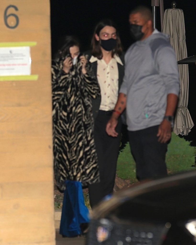 Selena Gomez sale del restaurante Nobu cubriéndose el rostro