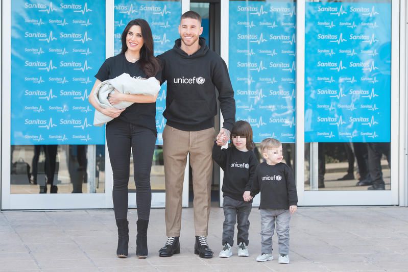 Pilar Rubio y Sergio Ramos posan con tres de sus hijos