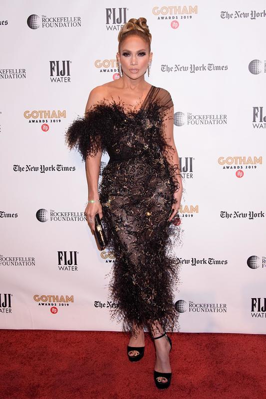 Jennifer Lopez, con vestido asimétrico de plumas