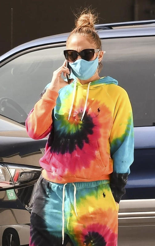 Jennifer Lopez, con chándal tie-dye