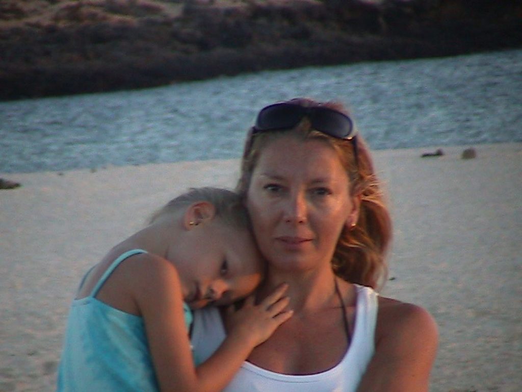 Ester Expósito, con su madre, de pequeña