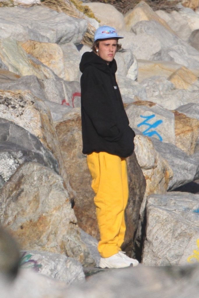 Justin Bieber en la playa de pie