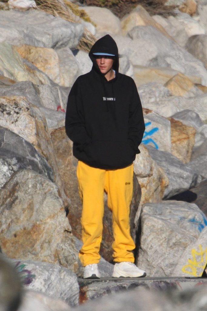 Justin Bieber con capucha en la playa