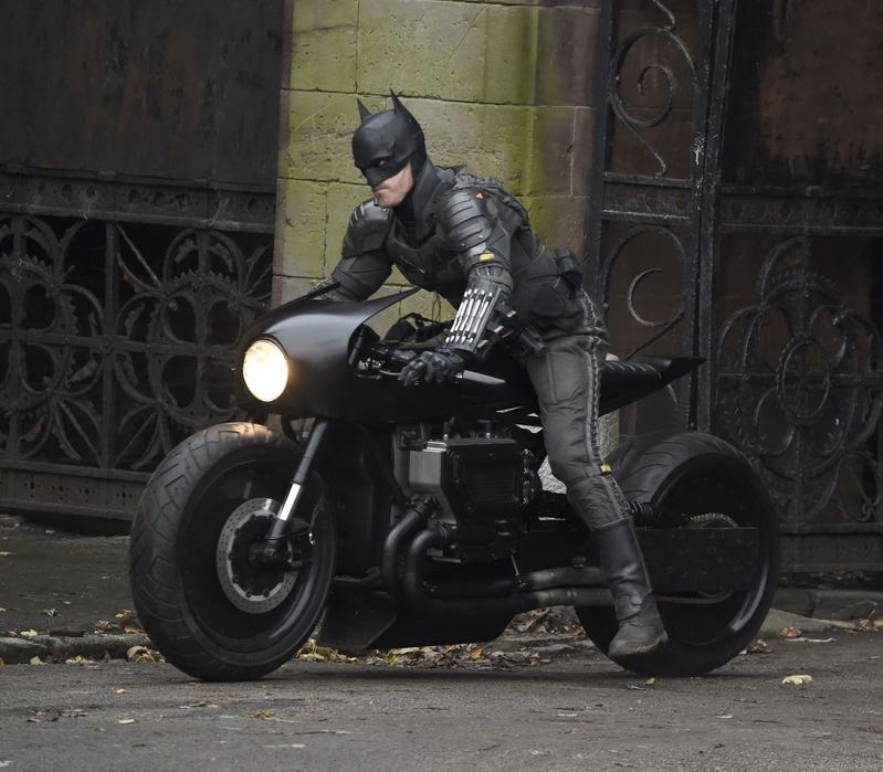 Robert Pattinson caracterizado como Batman, en moto