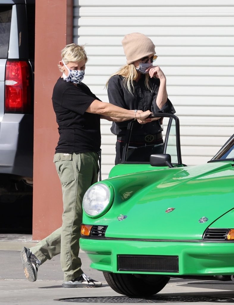 Ellen DeGeneres y su novia miran de cerca el Porsche