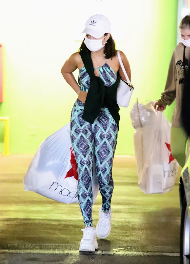 Vanessa Hudgens de compras en Beverly Hills.