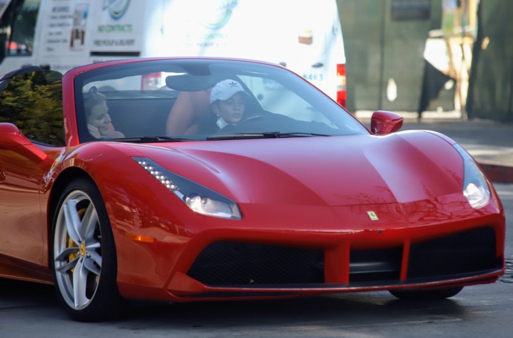 vanessa Hudgens y su Ferrari.