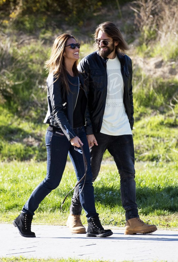 Lara Álvarez y Román Mosteiro paseando.