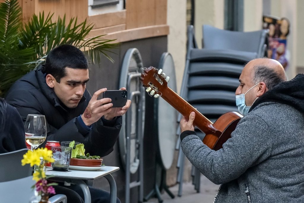 Omar Ayuso graba un concierto callejero.