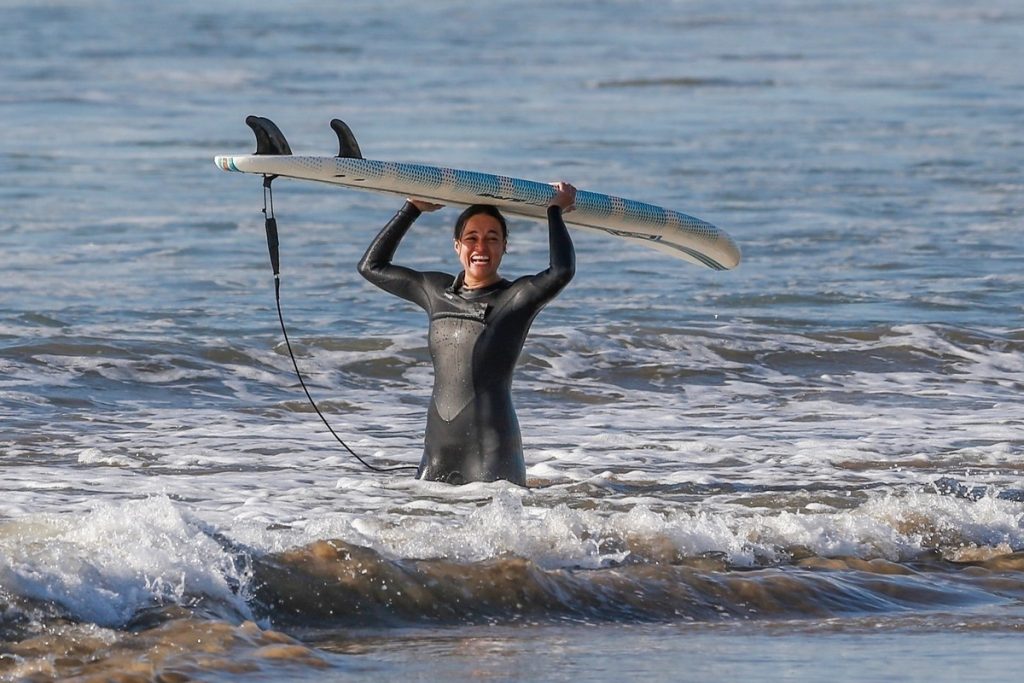 Michelle Rodriguez hace surf en Malibú.