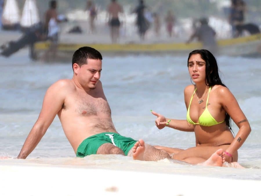 Lourdes León y su novio en la playa