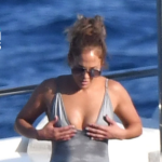 Jennifer López presume su figura con un bikini atrevido