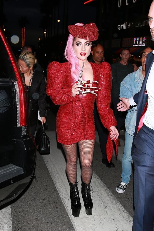 Lady Gaga con vestido rojo y pelo rosa.