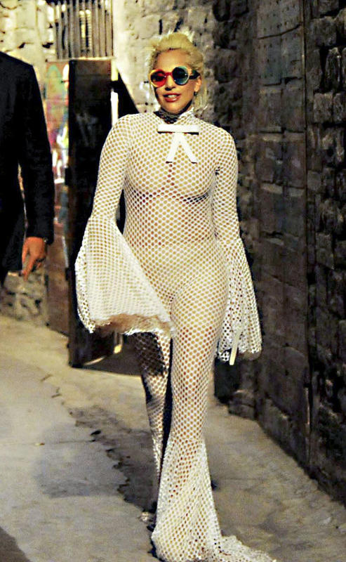 Lady Gaga con mono de rejilla de Andrés Sardá.