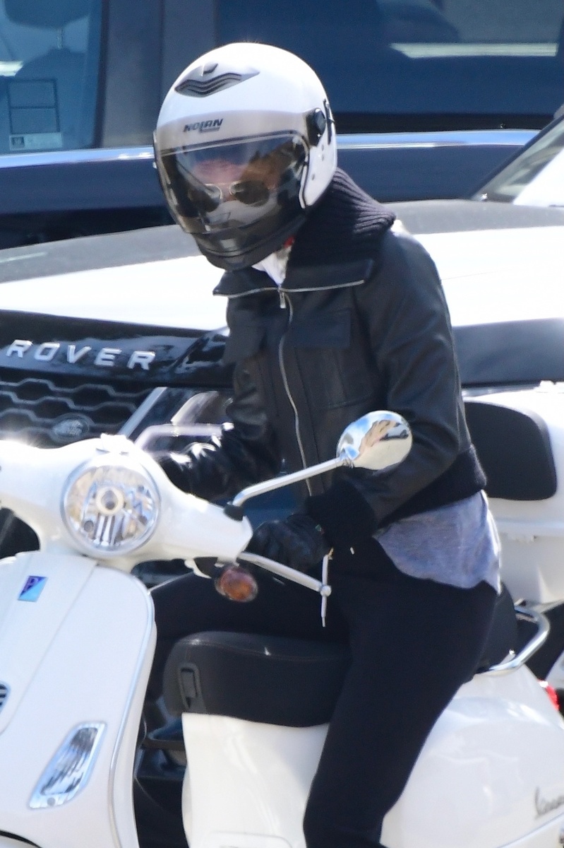 Gwyneth Paltrow sobre su scooter