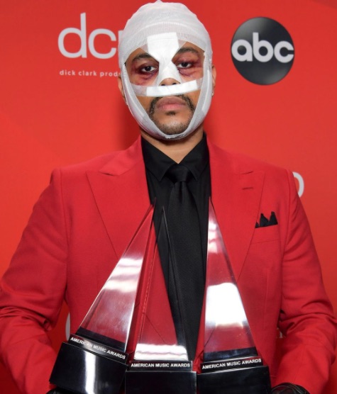 The Weeknd recogiendo los American Music Awards con el rostro aparentemente operado