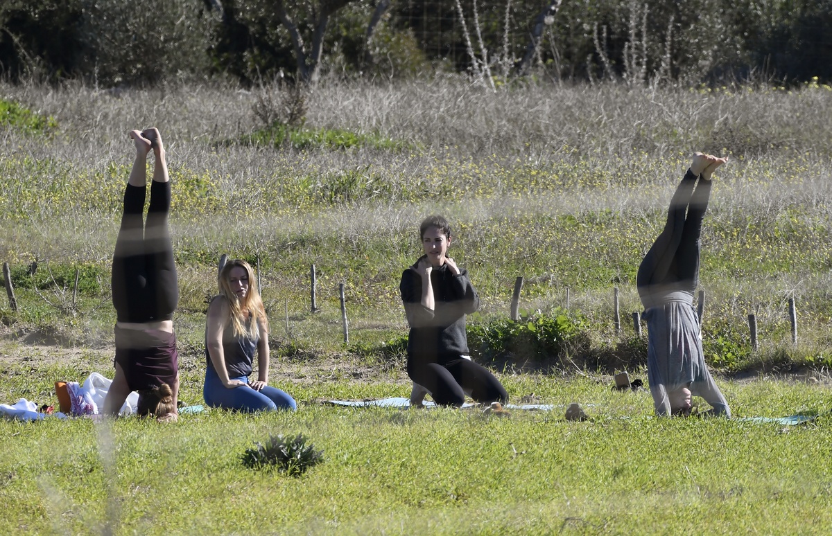 Eugenia Silva hace yoga con amigas